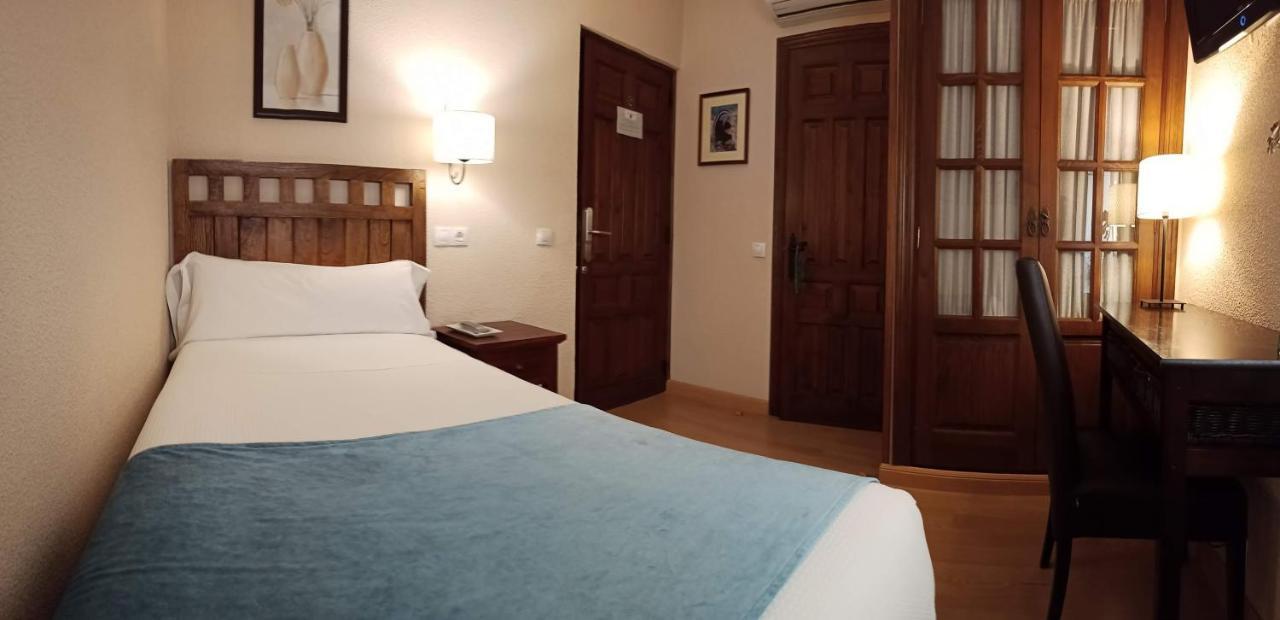 Hostal Rural Moratin Pastrana Zewnętrze zdjęcie